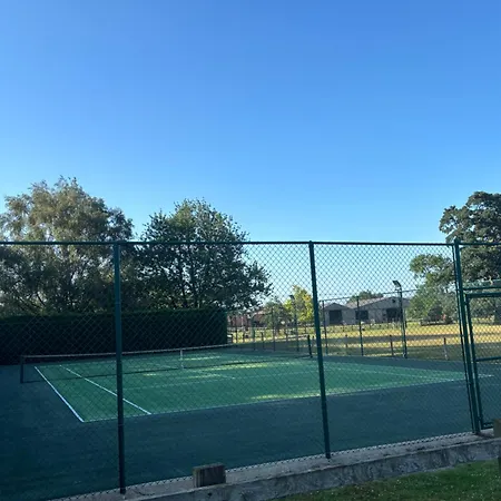 בית נופש Courtyard House- Luxury House With Floodlit Tennis Court נורת'אלרטון