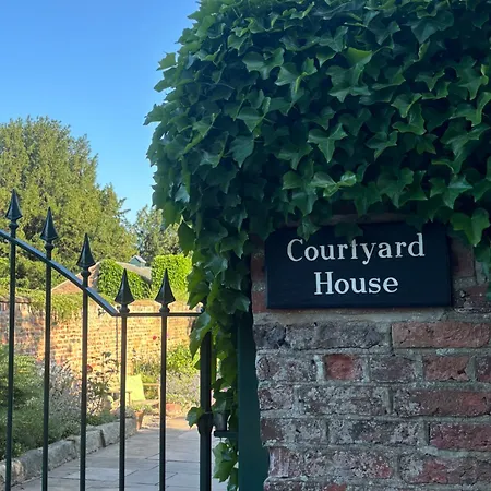 Courtyard House- Luxury House With Floodlit Tennis Court נורת'אלרטון