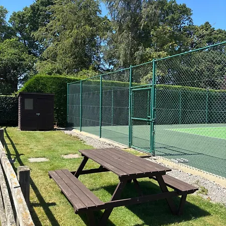 Courtyard House- Luxury House With Floodlit Tennis Court * נורת'אלרטון